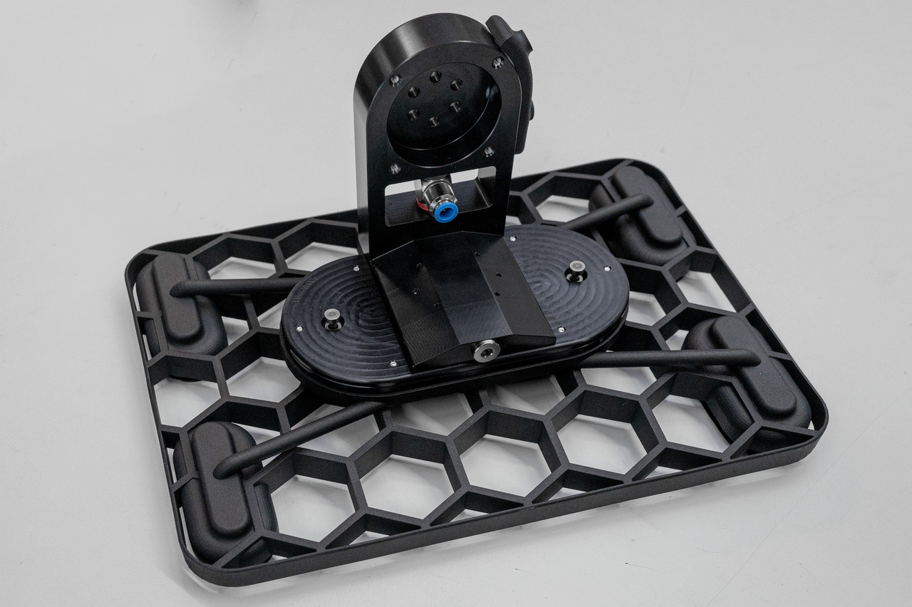 Die Saugerplatten bilden die Schnittstelle vom Roboterarm der Verpackungsmaschine zu den Kartons mit den Pharmaprodukten.