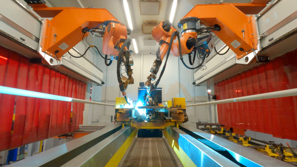 Intelligentes Anlagenkonzept 1 Die komplexe Roboteranlage von Cloos zum Schweißen von Hubmasten bietet hohe Qualität und Flexibilität. Zwei überkopf montierte Qirox-Schweißroboter QRC-350 übernehmen den Schweißprozess in der Fertigungslinie.