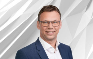 Unser Konzept f&uuml;r die 
flexible Fertigung von morgen verbindet KI-gest&uuml;tzte Bildverarbeitung, mobile Roboter und modulare Zellen in einer einzigen Fabriksimulation.
J&ouml;rg Rommelfanger, ABB