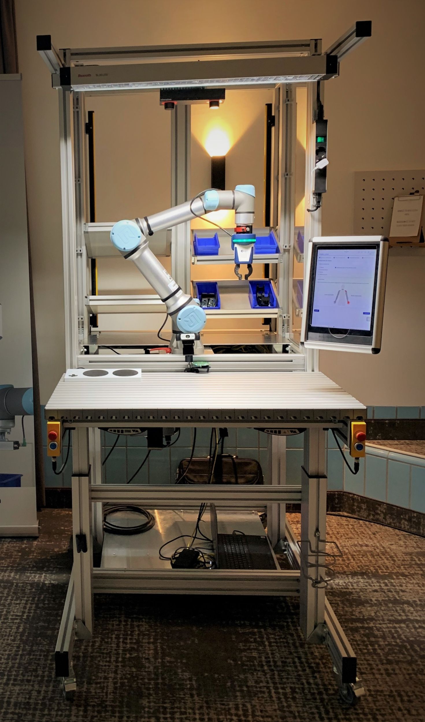 Teilhabe am Arbeitsalltag durch Robotik 9 Ziel des Demonstrators des Forschungsprojekts RobIn4leMi ist es, die im Projekt gewonnenen Erkenntnisse hinsichtlich der Zusammenarbeit aus leistungsgewandelter Person und einem Robotersystem direkt umzusetzen und zu evaluieren.