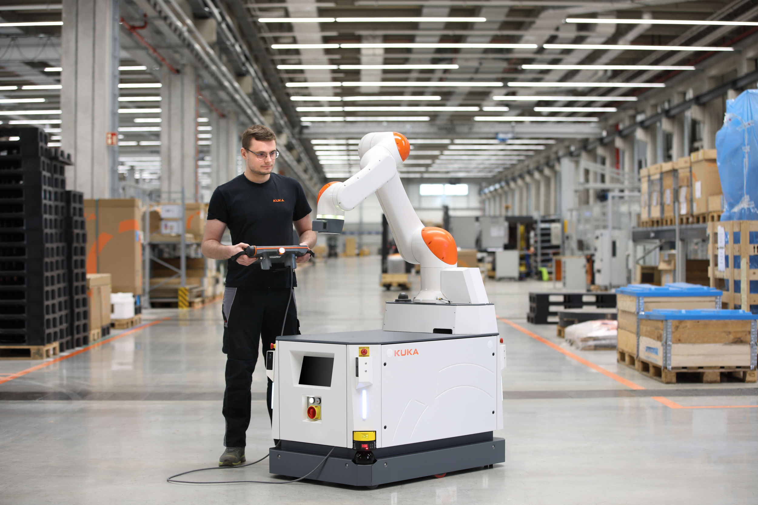 Premiere auf der Automatica: Der KMR iisy - eine Kombination aus Cobot und AMR - ist auf die direkte Unterstützung von Mitarbeitern in der Fertigung ausgelegt.