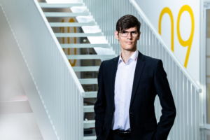 Der Hauptvorteil k&uuml;nstlicher 
Intelligenz liegt f&uuml;r uns in der Verk&uuml;rzung der Inbetriebnahmezeiten, speziell f&uuml;r neue Produkte.
Robert Koopmann, Fanuc