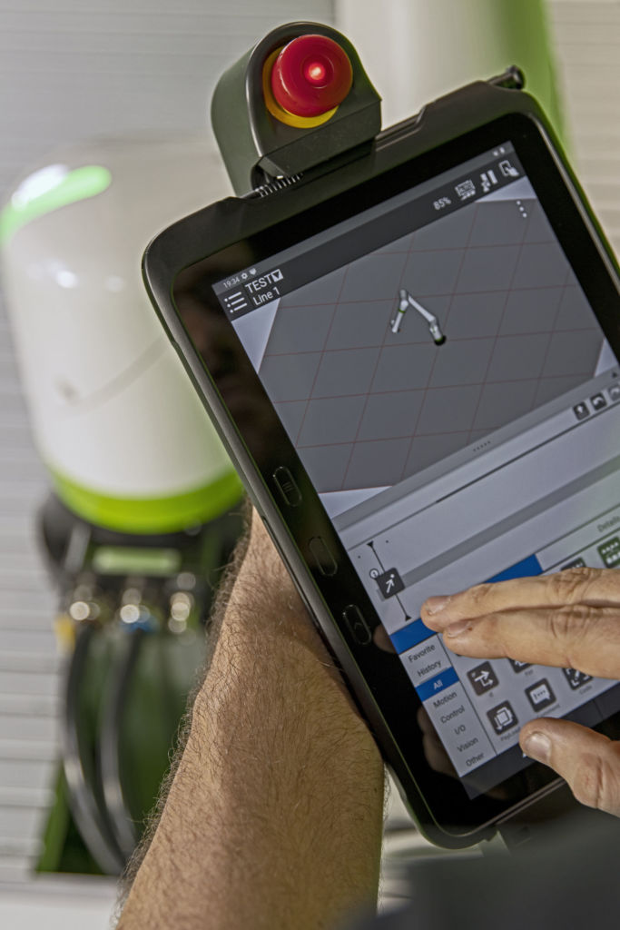 Unterstützung für zahlreiche Branchen und Anwendungen 1 Für alle Robotermodelle von Fanuc steht jetzt wahlweise die Programmierung per Tablet oder per Teach-Pendant zur Verfügung.