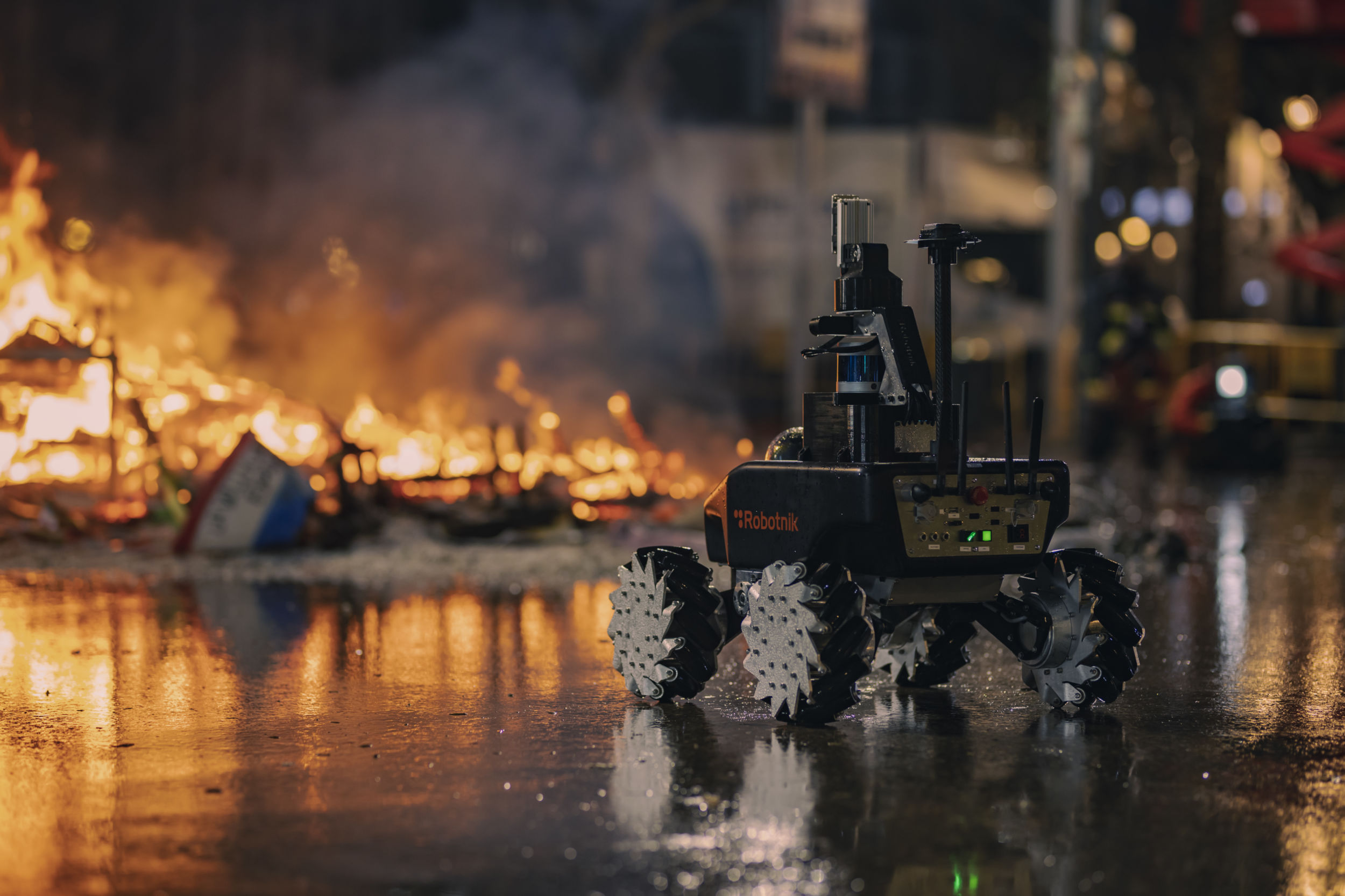 Serviceroboter in der Anwendung 8 Der autonome, mobile Inspektionsroboter Summit XL von Robotnik Automation, einem Tochterunternehmen der United Robotics Group, scannt mit modularen Sensoraufbauten die Umgebung.