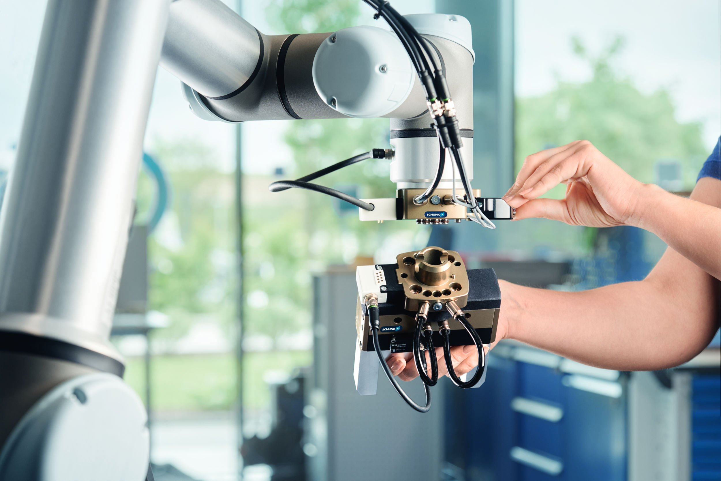 Das benutzerfreundliche, manuelle Wechselsystem CMS lässt sich einfach und komfortabel ohne zusätzliches Werkzeug ver- und entriegeln.