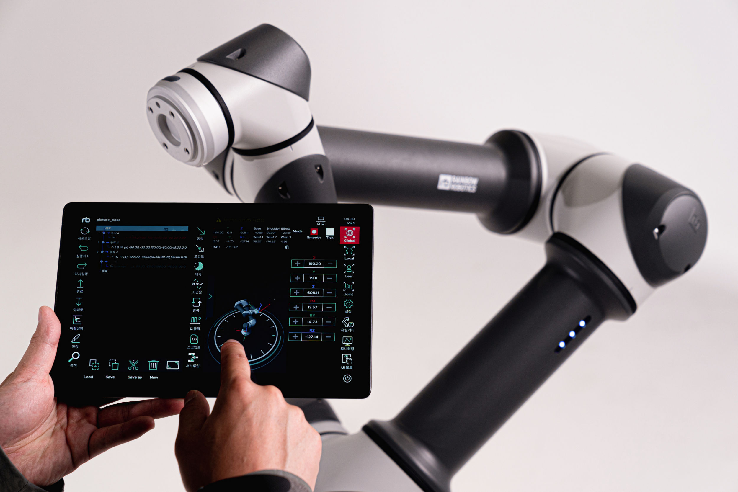 Vielseitige kollaborative Roboter 3 The operator handling the teaching 20230711125804