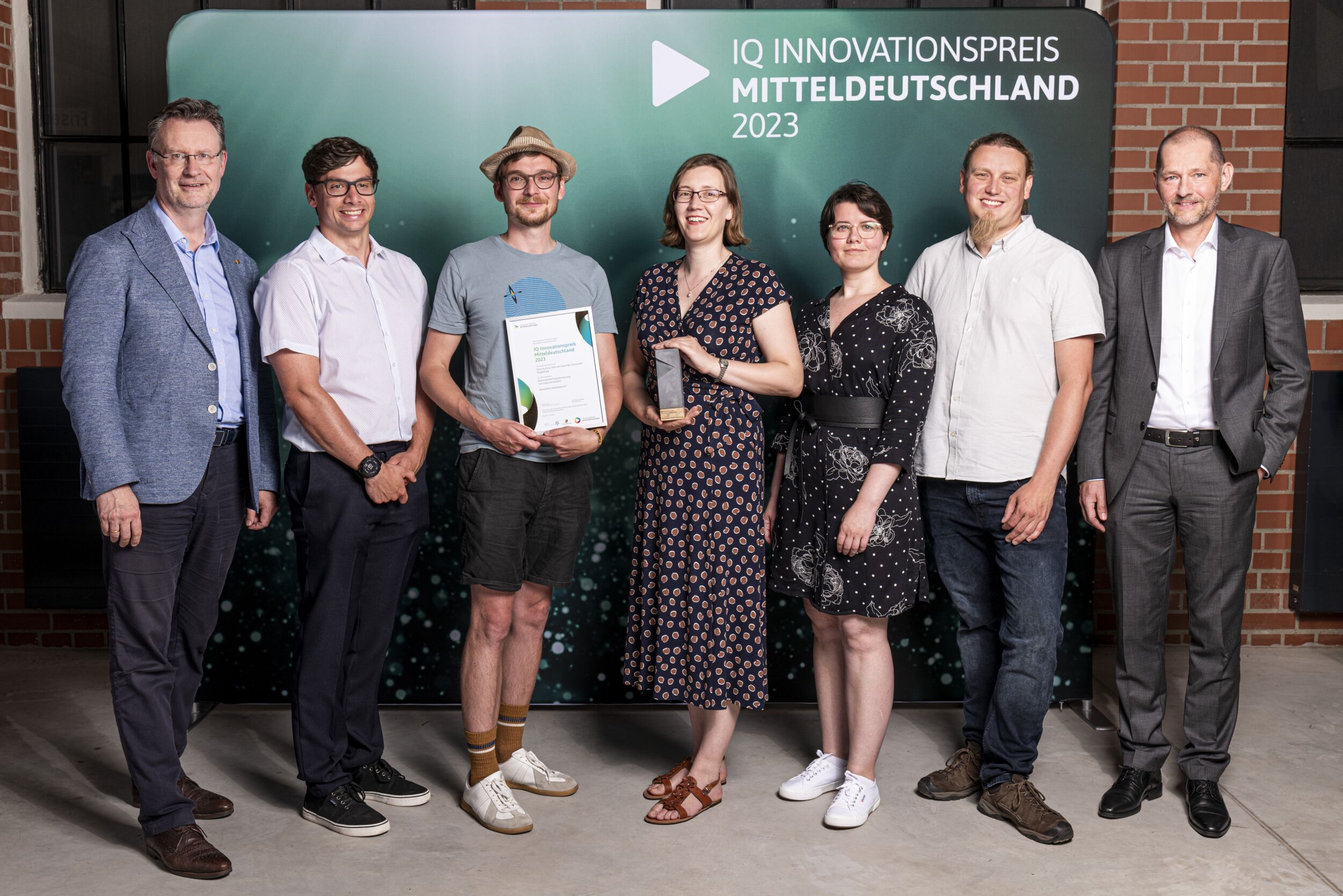 Intelligente Software programmiert komplette Roboteranlagen 7 A AuRora Druck