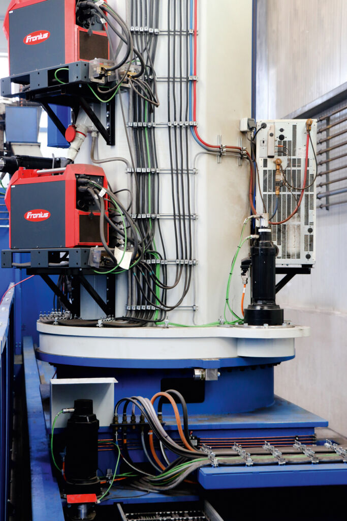 Die Linearachse des Fahrwerks und Schwenkachse des Turmauslegers werden von spielfreien ZN-Servogetriebemotoren angetrieben.