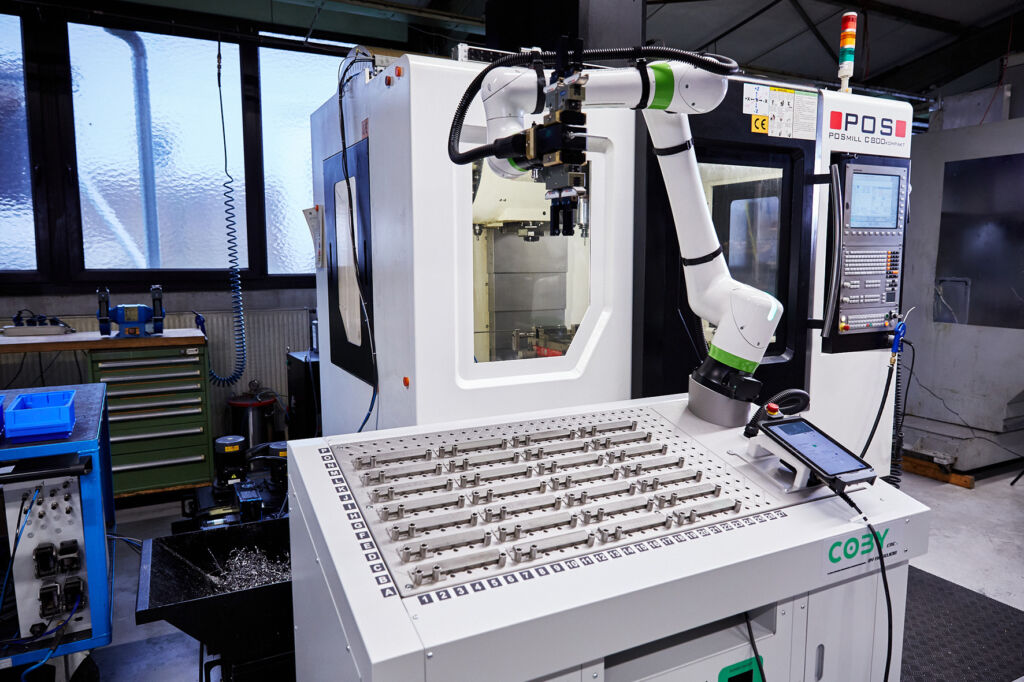 Mit Automation zu mehr Maschinenlaufzeit 3 Die flexibel verfahrbare Lösung wurde für kleine und mittlere Losgrößen und Werkstücke
bis 5kg entwickelt.