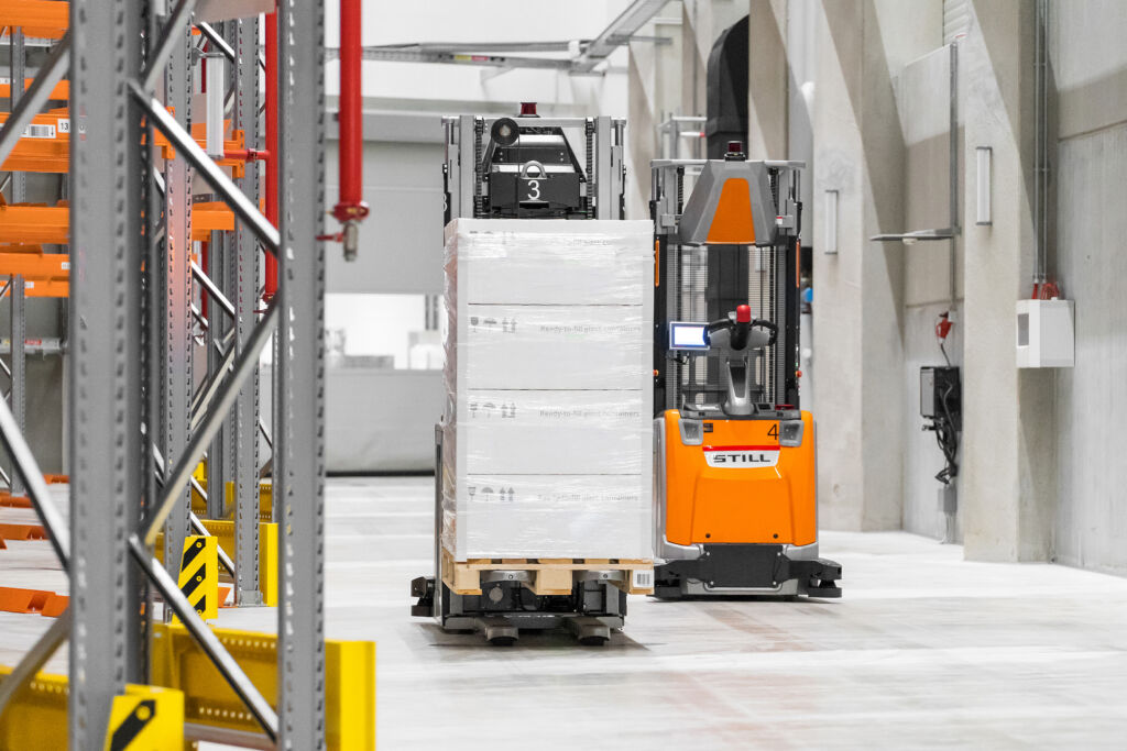 Resilient und flexibel: Still automatisiert Lager für Vetter 1 Die Simulationen der Prozesse ergab, dass die Transporte in Rohstofflager und Kommissionierbereich am besten mit automatisierten Flurförderzeugen durchgeführt werden.