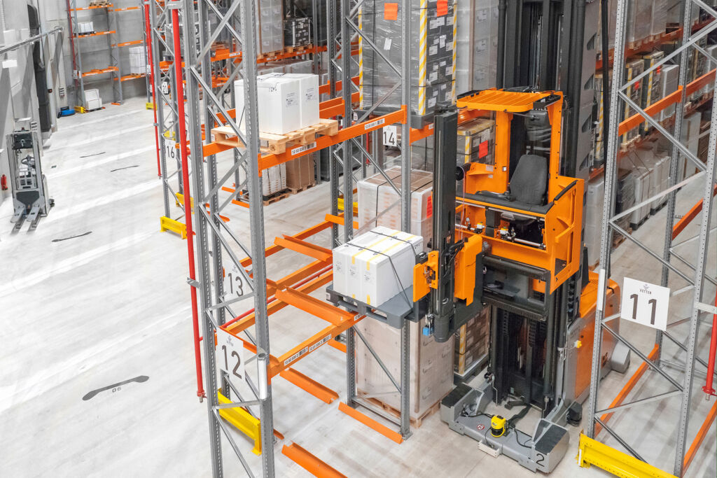 Resilient und flexibel: Still automatisiert Lager für Vetter 2 Die zwölf Meter hohe Regalanlage wurde mit 16.200 Stellplätzen für Paletten bedarfsgerecht geplant, geliefert und installiert.