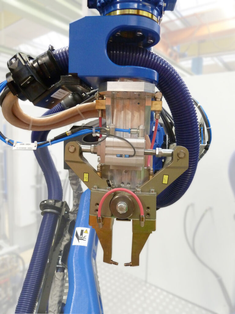 Kleine und flexible Werkzeuge für eine gute Zugänglichkeit 1 Die Mikroschweißzange und der Stoßpunkter von Dalex eignen sich sehr gut zum Fügen komplexer bzw. großer Bauteile.