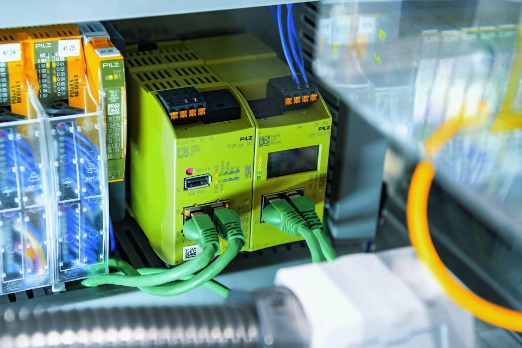 Die Pilz SecurityBridge wird 
innerhalb eines Firmennetzwerks 
eingesetzt und verhindert 
auch bei mobilen Anwendungen 
den unerlaubten Zugriff 
auf Steuerungen.