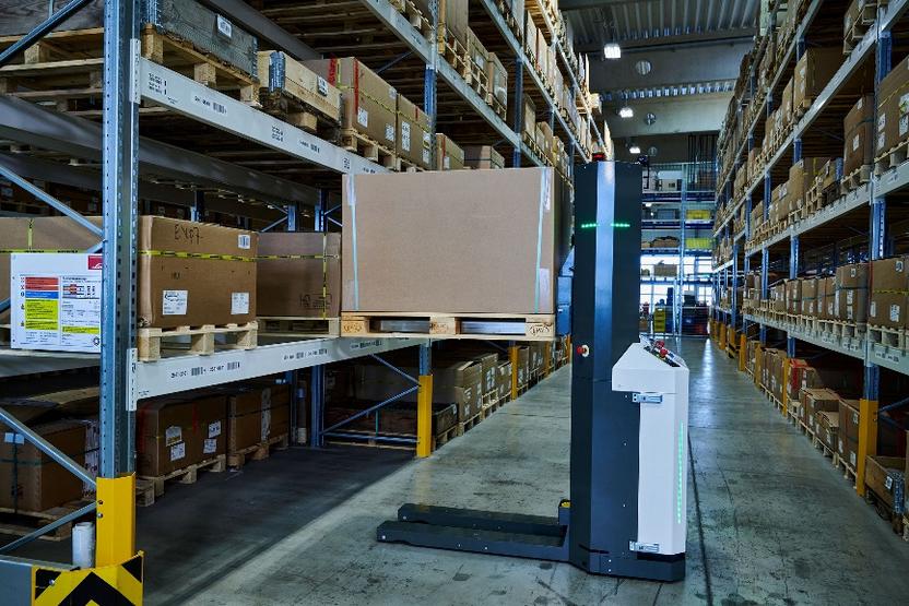 MehrWERT durch Automation 2 Der AMR von KNAPP ermöglicht einen schnellen Einstieg in die Automatisierung. Es stellt nur geringe Anforderungen an die Umgebung und kann ohne bauliche Maßnahmen installiert werden.