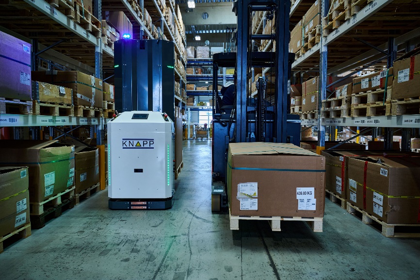 MehrWERT durch Automation 4 Mit seiner 3D-Objekterkennung ist das Open Shuttle Fork völlig sicher im Einsatz mit Menschen und Maschinen. Der AMR erkennt statische oder dynamische Hindernisse und reagiert individuell darauf.