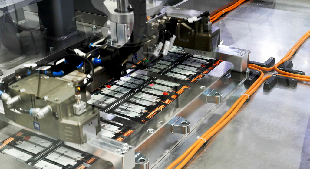 Der Hubmechanismus greift in die Hebepunkte des
Gehäuses ein, um die 35kg schweren Batteriemodule sicher und mit hoher
Geschwindigkeit anzuheben