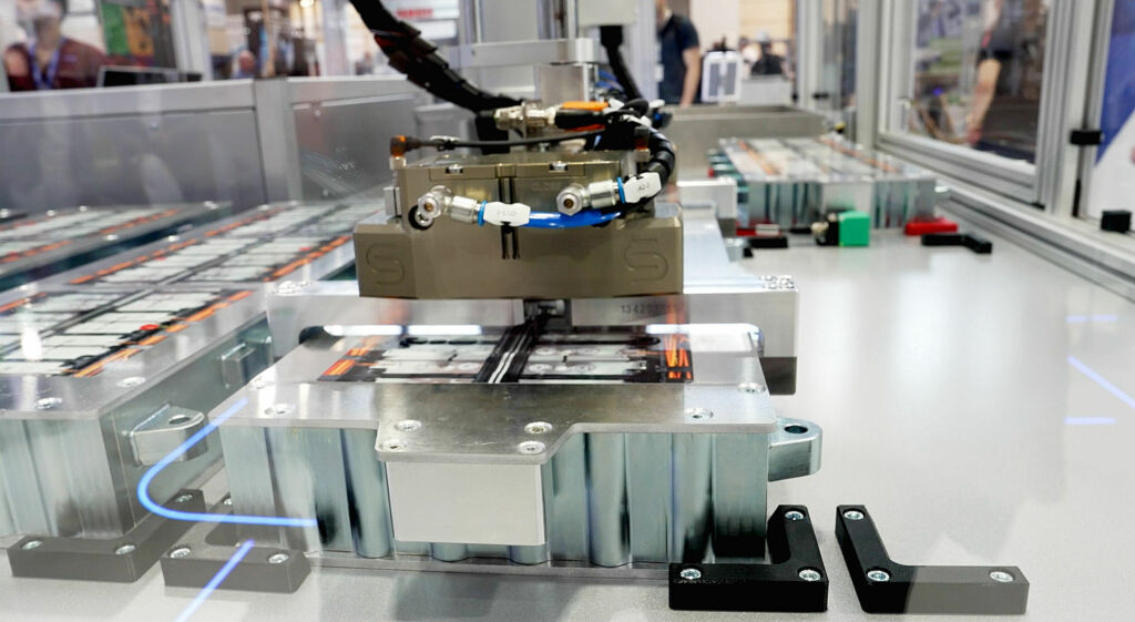 Präzise Platzierung schwerer Batteriemodule für den endgültigen Anschluss und die Endmontage des Batteriepakets