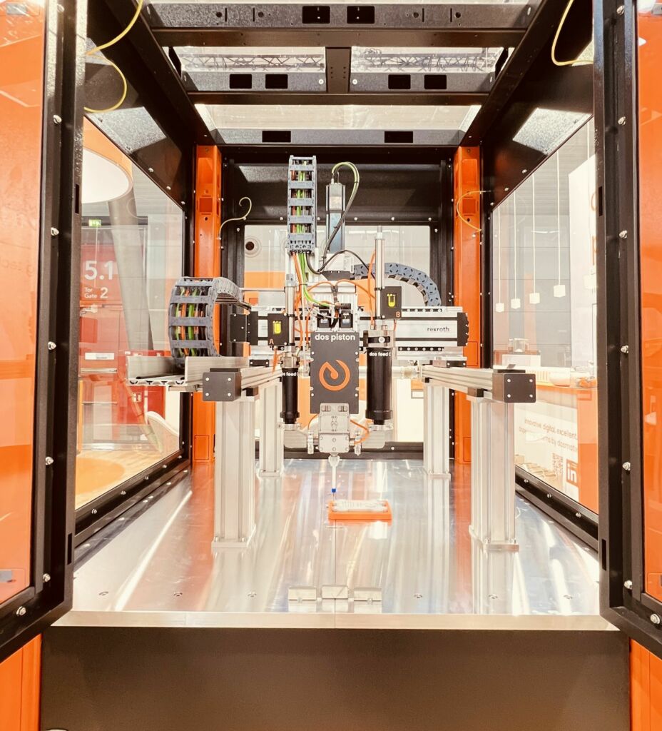 Effizienter produzieren 1 Die Dos Cell von Dosmatixist ein modular aufgebautes Standalone-Achssystem, das in einer Schutzumhausung mit geringem Platzbedarf untergebracht ist.