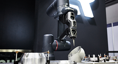 Präzision und Kontinuität: Wie Agile Robots auf seine eigenen Lösungen vertraut 5 Mithilfe des Messtasters von KEYENCE führt der Yu 5 Industrial Qualitätsprüfungen präzise und kontinuierlich aus