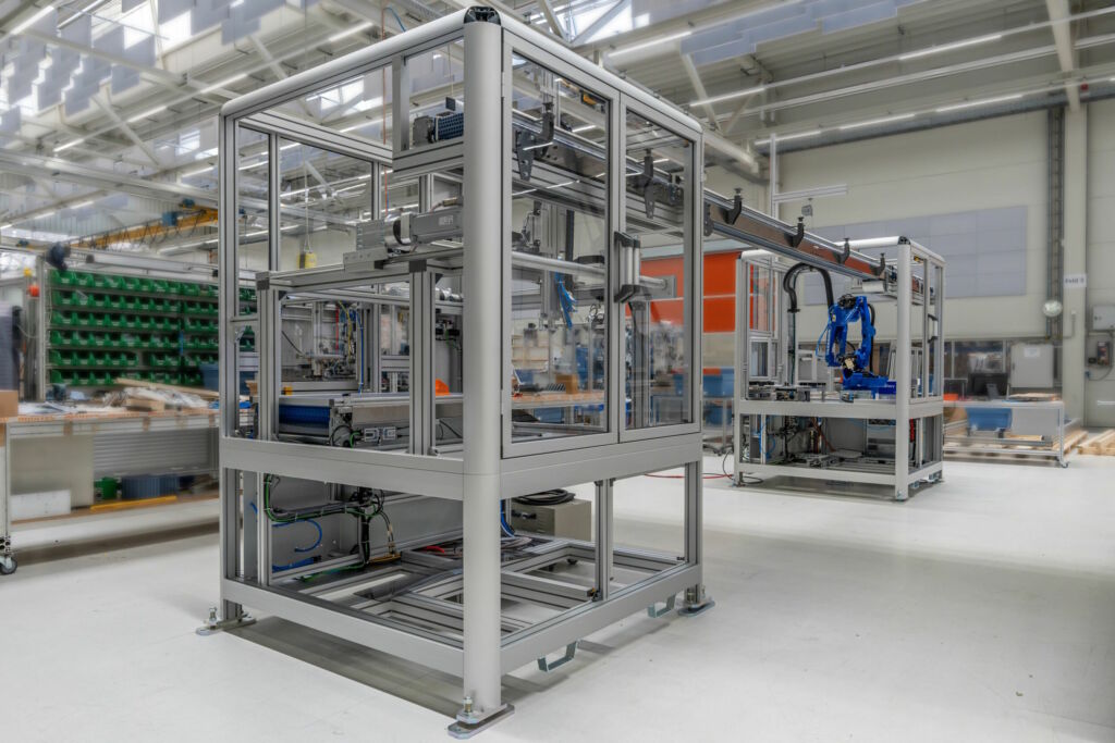 Mit Fertigungszellen zur modularen Produktion 1 Die neuentwickelten Fertigungszellen von Minitec sind individuell anpassbar und lassen sich flexibel in der Produktion einsetzen.