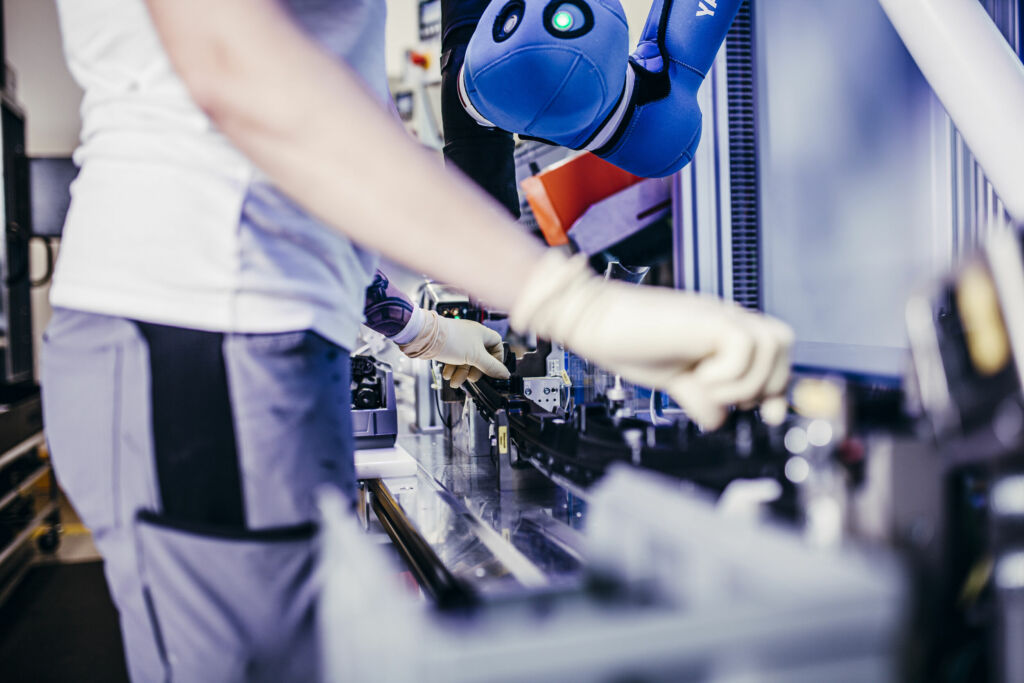 Echte Mensch/Roboter-Kollaboration 1 Wenn sich Mensch und Maschinen einen Arbeitsraum teilen: Bei der MRK Methode 4 sind Kollisionen zwischen Mensch und Roboter erlaubt, jedoch dürfen diese zu keinen Verletzungen führen.