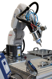 Roboterlösung für die Oberflächenendbearbeitung 1 Mithilfe seiner Pick&Place-Funktion kann Eneskarobotics die zu bearbeitenden Werkstücke präzise greifen und ablegen.