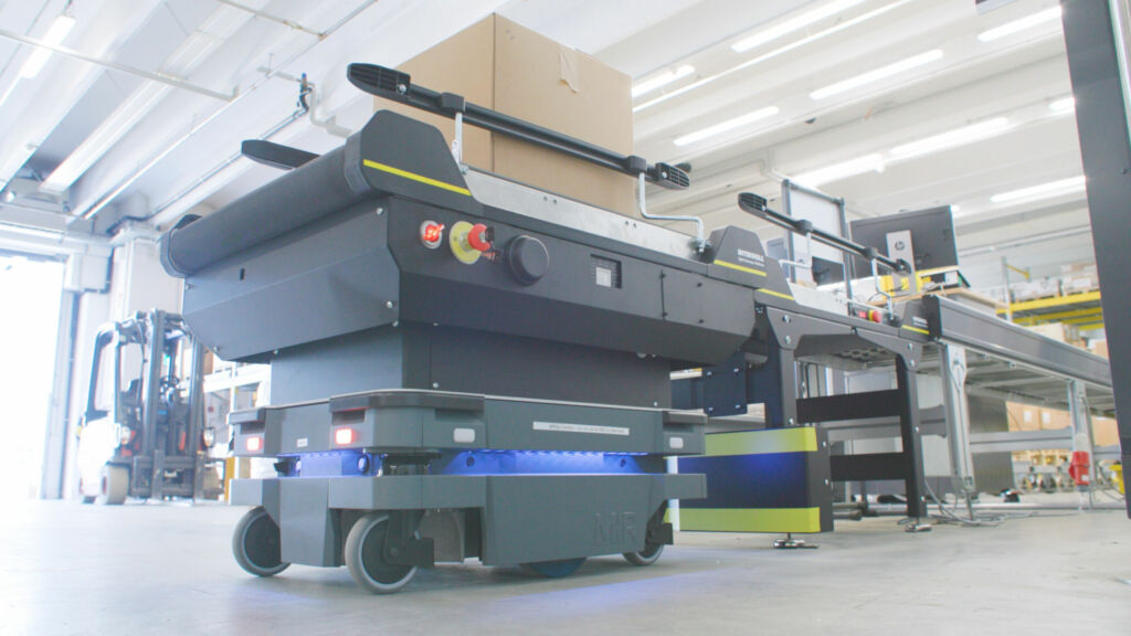 Bindeglied zwischen AMR und Förderern 1 Für ein nahtloses Zusammenspiel von AMR und stationären Förderern in der Produktionslogistik soll das neue LCP AMR Top Modul sorgen, das Interroll auf der Logimat 2024 vorstellt.