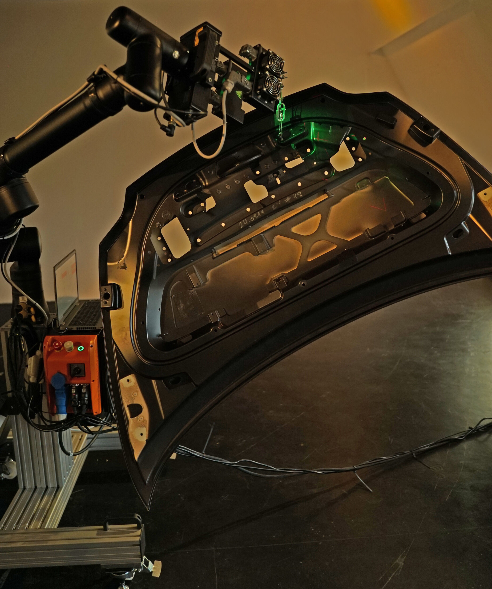 Messen im Nanometerbereich 5 Das Anwendungsspektrum des Tenta-Vision-Prüfsystems ist breit. Im Automobilbau wird es etwa für die Kontrolle von Heckklappen eingesetzt.