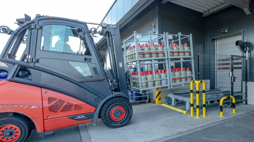 Fördertechnik aus dem Baukasten 2 Blockabnahme von vier Gitterboxen gleichzeitig mit dem Gabelstapler.