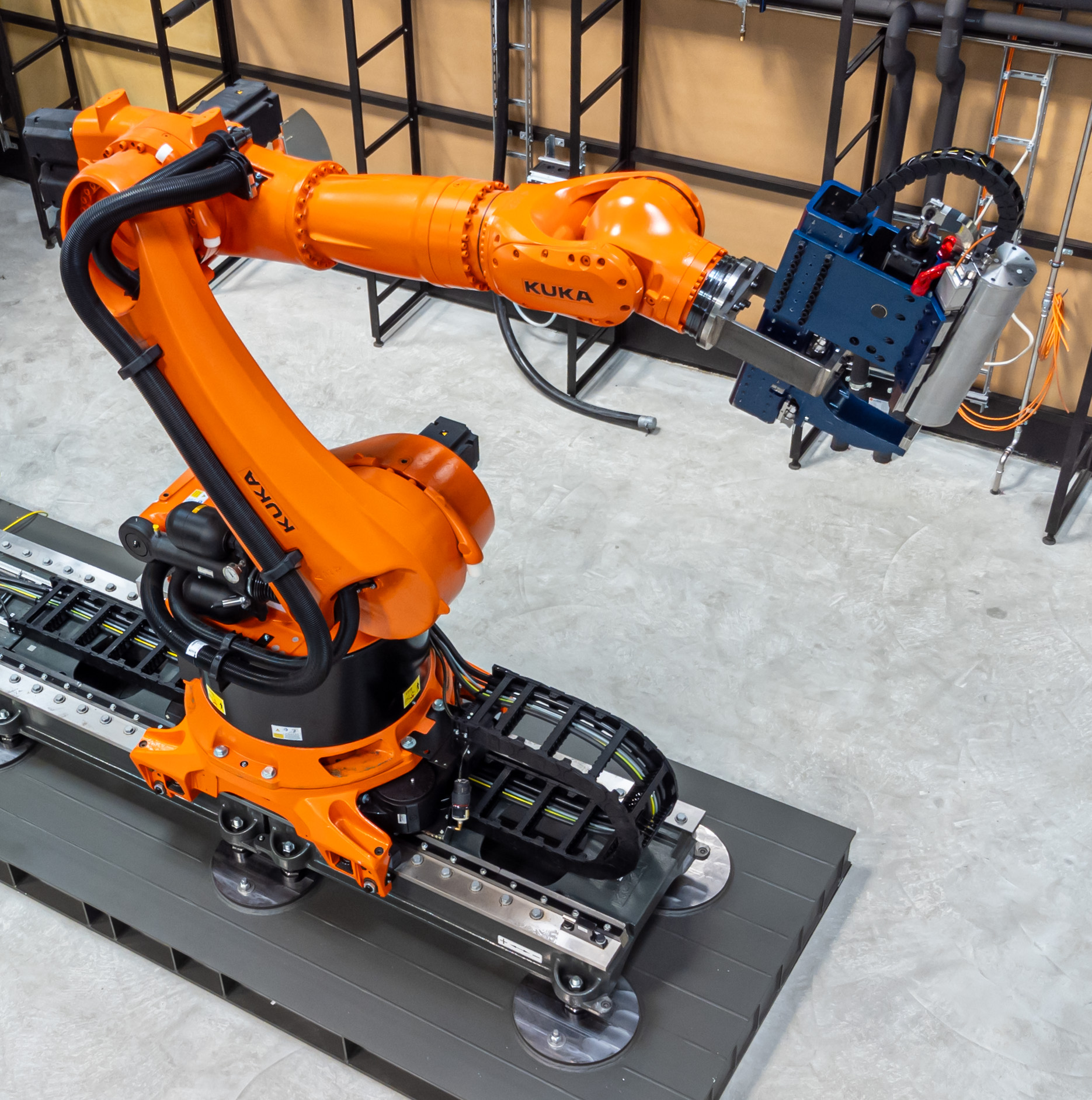 Zulieferer testen Schweißroboter 1 DJI 0149