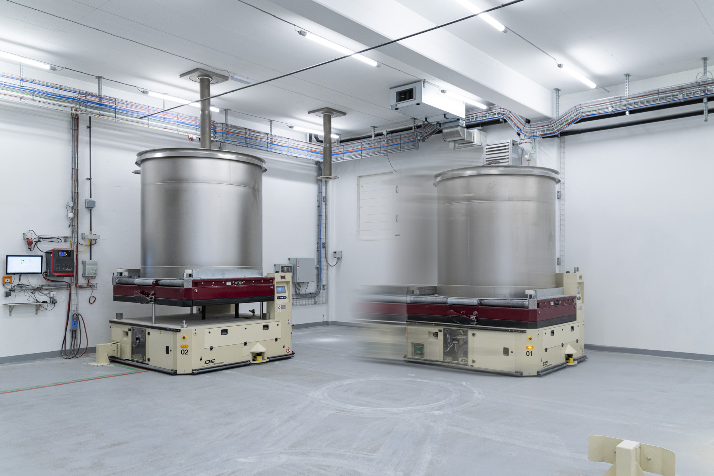 Backzutatenproduktion mit AGVs 7 In der Produktion bringen drei mobile Roboter die Chargenbehälter zu den Dosierstationen und zur Mischstation.