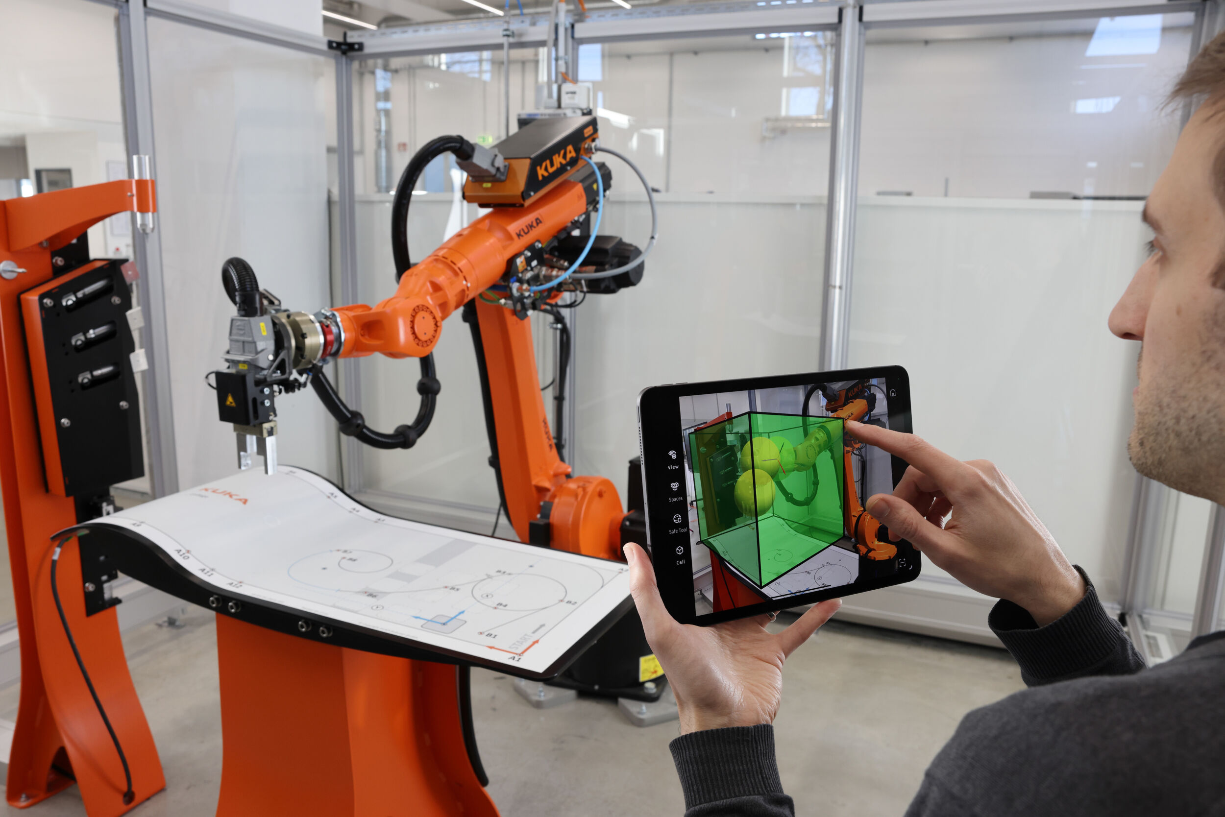 Augmented Reality für die Roboter-Inbetriebnahme 2 KUKA MixedReality 300 dpi Press 3