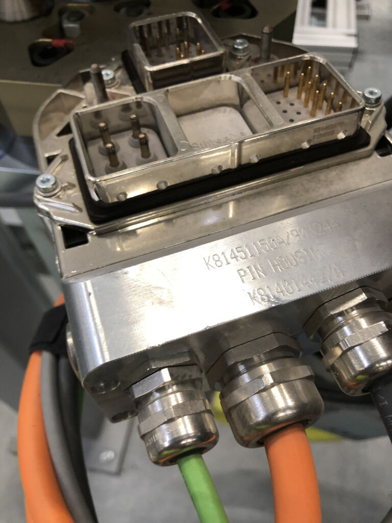 Workshop: Störströme bei Robotern vermeiden 1 Bei einem Werkzeugwechsler, der mit einer vieradrigen unsymmetrischen Motorleitung versorgt wird, ist die Beeinflussung der Schirmströme der Datenleitung naheliegend.