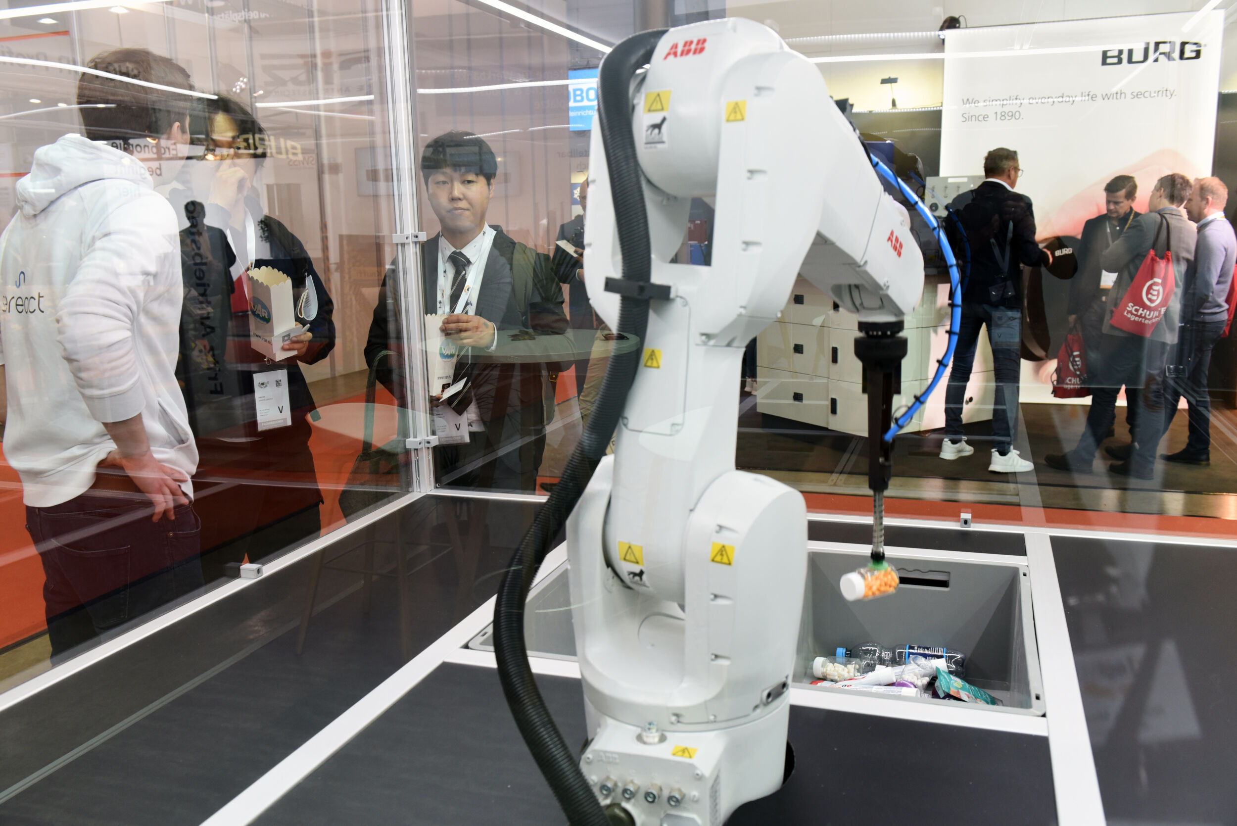 Robotiklösungen in der Intralogistik 10 Auf der Logimat 2024 spielt Robotik neben FTS und AMR vor allem im Bereich Kommissionierung eine gewichtige Rolle.