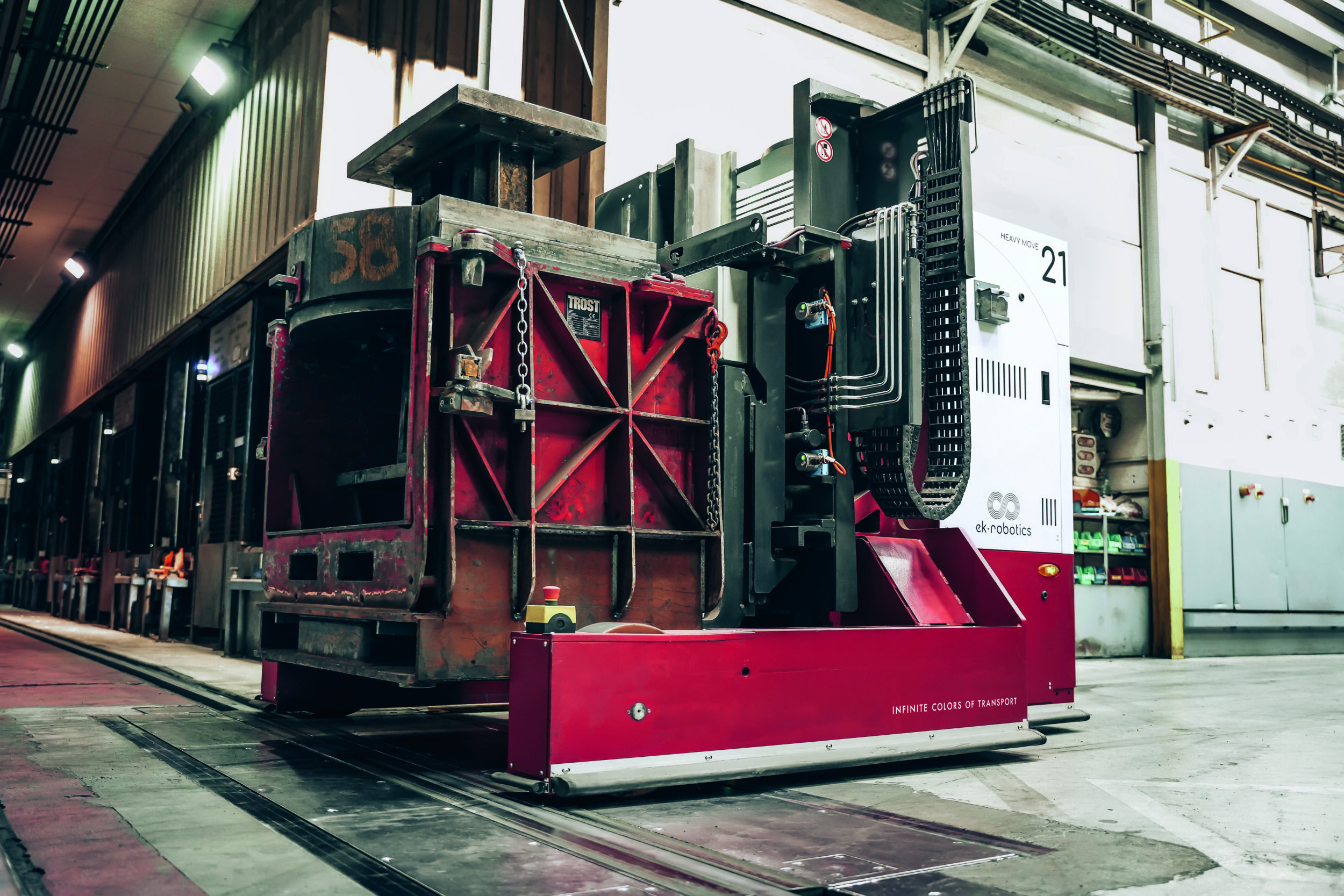 Neuer Automatisierungsprozess für die Feuerfestindustrie 6 Die Pressformen werden von zwei Heavy-Move-Transportrobotern für elf Pressen bereitgestellt.