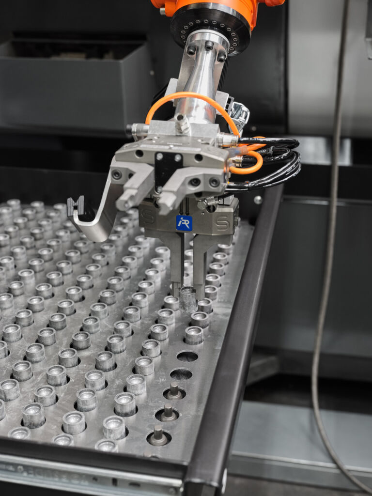 Kompaktes, mobiles Beladesystem 1 In den Werkstückwagen platziert Güthle gleichermaßen bis zu 2000 Roh- und Fertigteile der Kugelpfannen aus Werkzeugstahl.