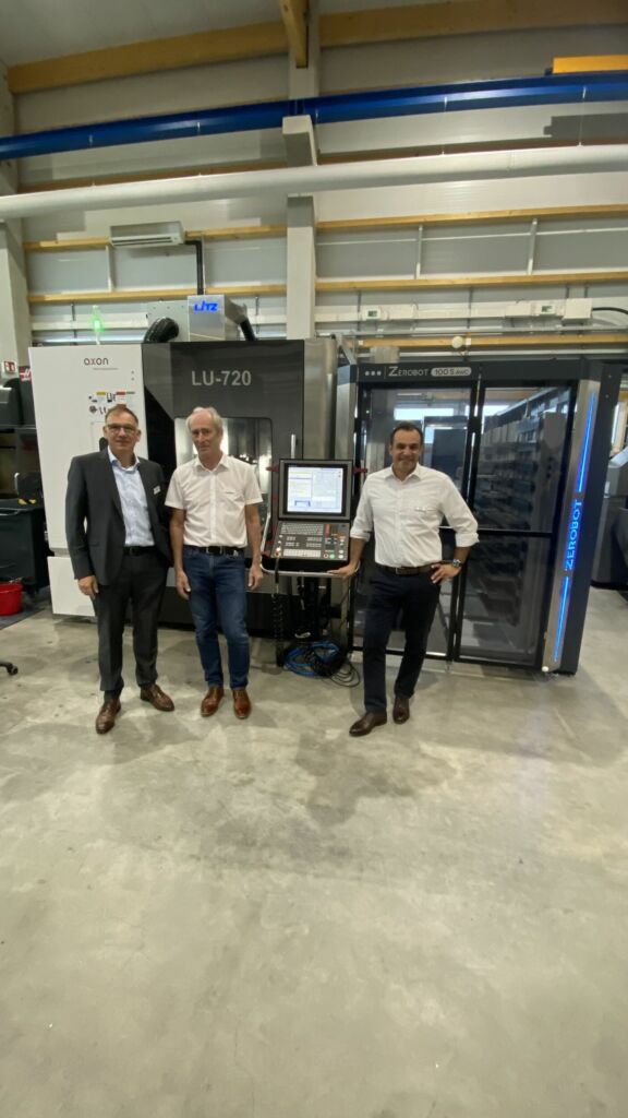 Werkzeugverfügbarkeit gesichert 1 Jürgen Widmann (CEO, Evo), Klaus Hofmann (CEO, Zeroclamp) und Mario Sanna (Vertriebsleitung, Zeroclamp) vor automatisierter Werkzeugmaschine mit Zerobot in der hauseigenen Fertigung.