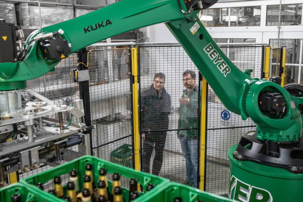 Meisterwerk der Braukunst: Tradition trifft Automatisierung 4 Anlagenbauer Till Beyer und Braumeister Thomas Fiedler tüfteln daran, die Brauerei trotz beengter Platzverhältnisse immer auf dem Stand der Technik zu halten.