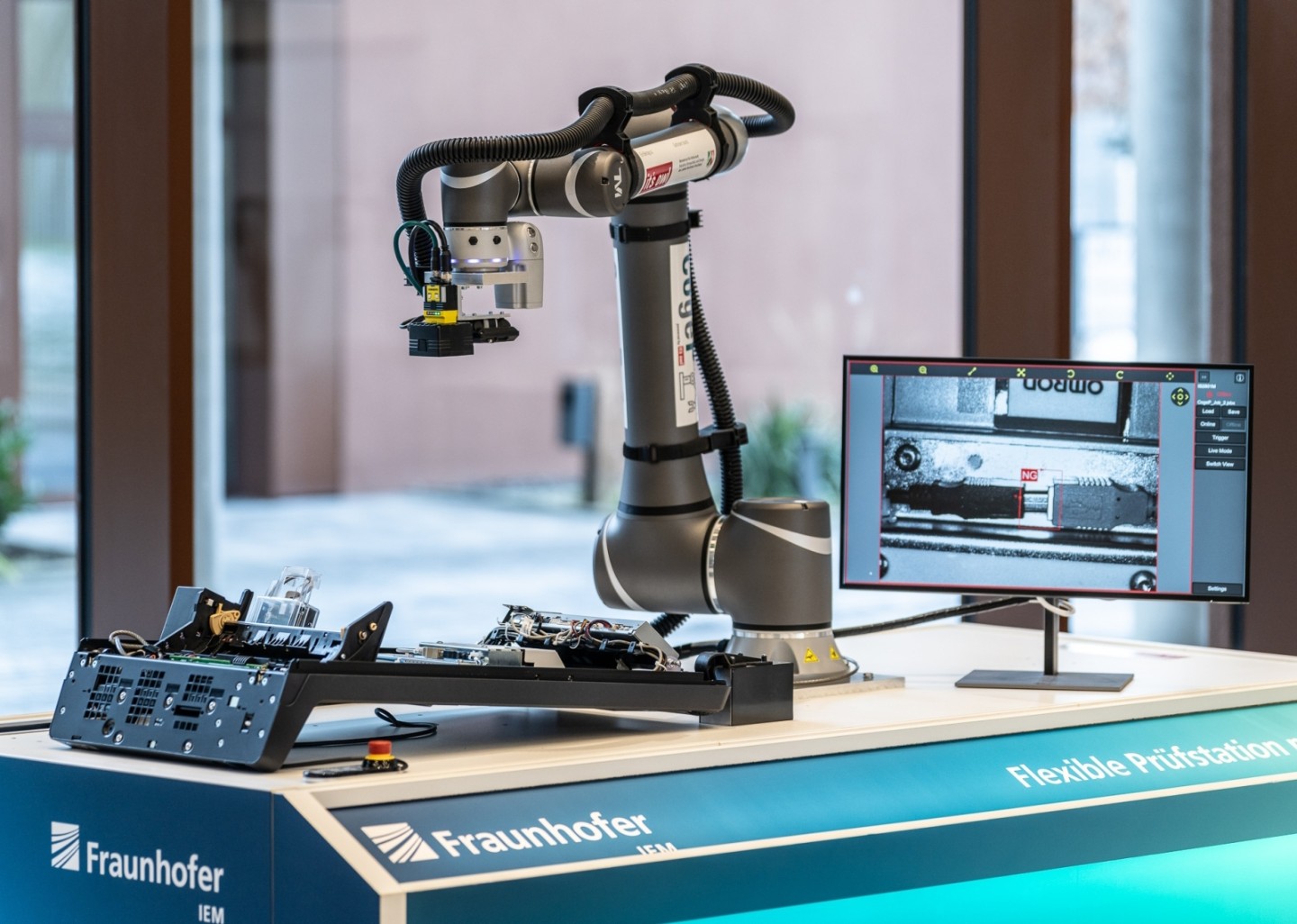 Flexible Prüfstation mit Cobot 8 iem universell einsetzbar flexible 20240221121815