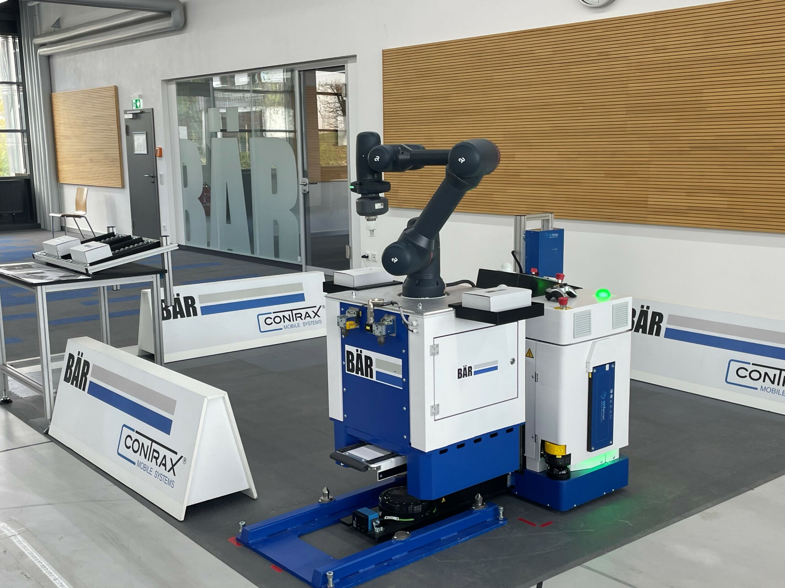 FTS und Cobot flexibel verbunden