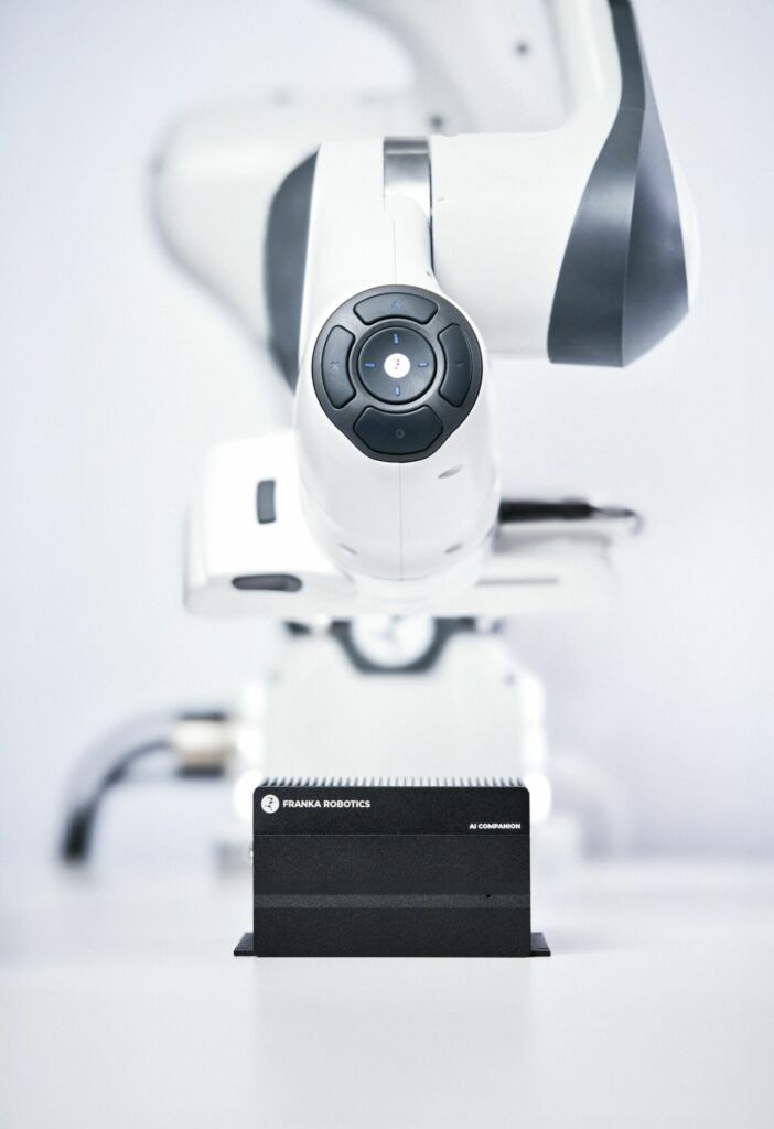 Robotik-Forschungsplattform 1 Franka Robotics hat mit Franka AI Companion eine neue Robotik-Forschungsplattform zur Unterstützung von Forschenden im Bereich Robotik entwickelt.