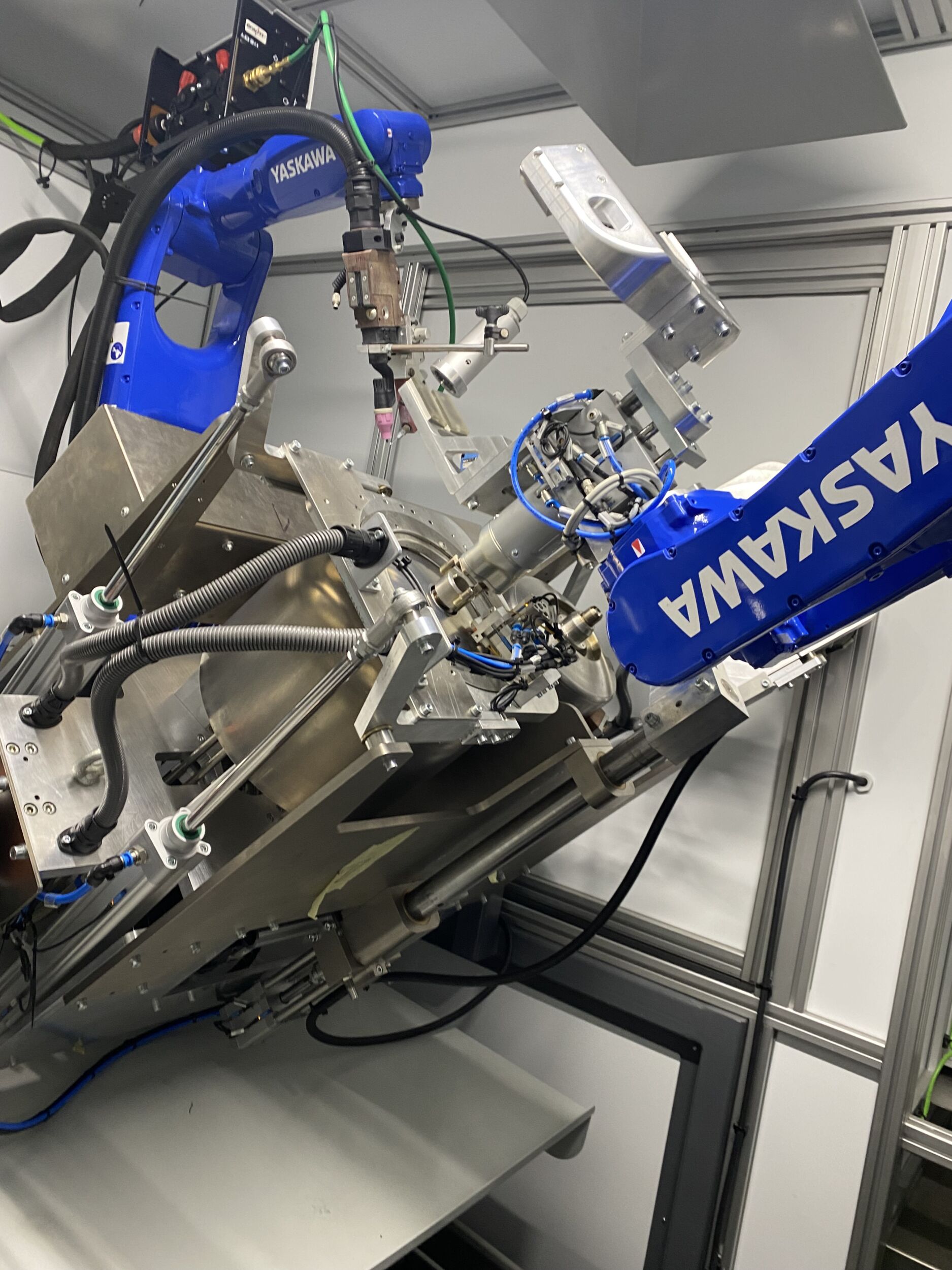 Handling- und Schweißroboter arbeiten zusammen 6 IMG 7220