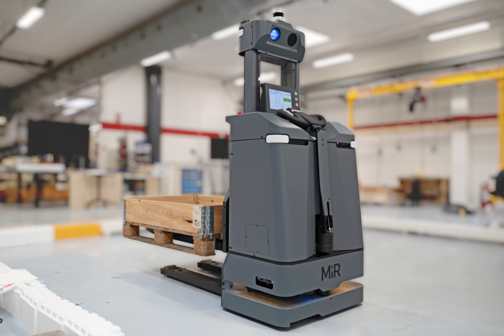 Der neue autonome mobile Roboter MiR1200 Pallet Jack von Mobile Industrial Robots verf&uuml;gt &uuml;ber eine automatische Palettenerkennung auf Grundlage von k&uuml;nstlicher Intelligenz, die vom Jetson-AGX-Orin-Modul von Nvidia angetrieben wird. 