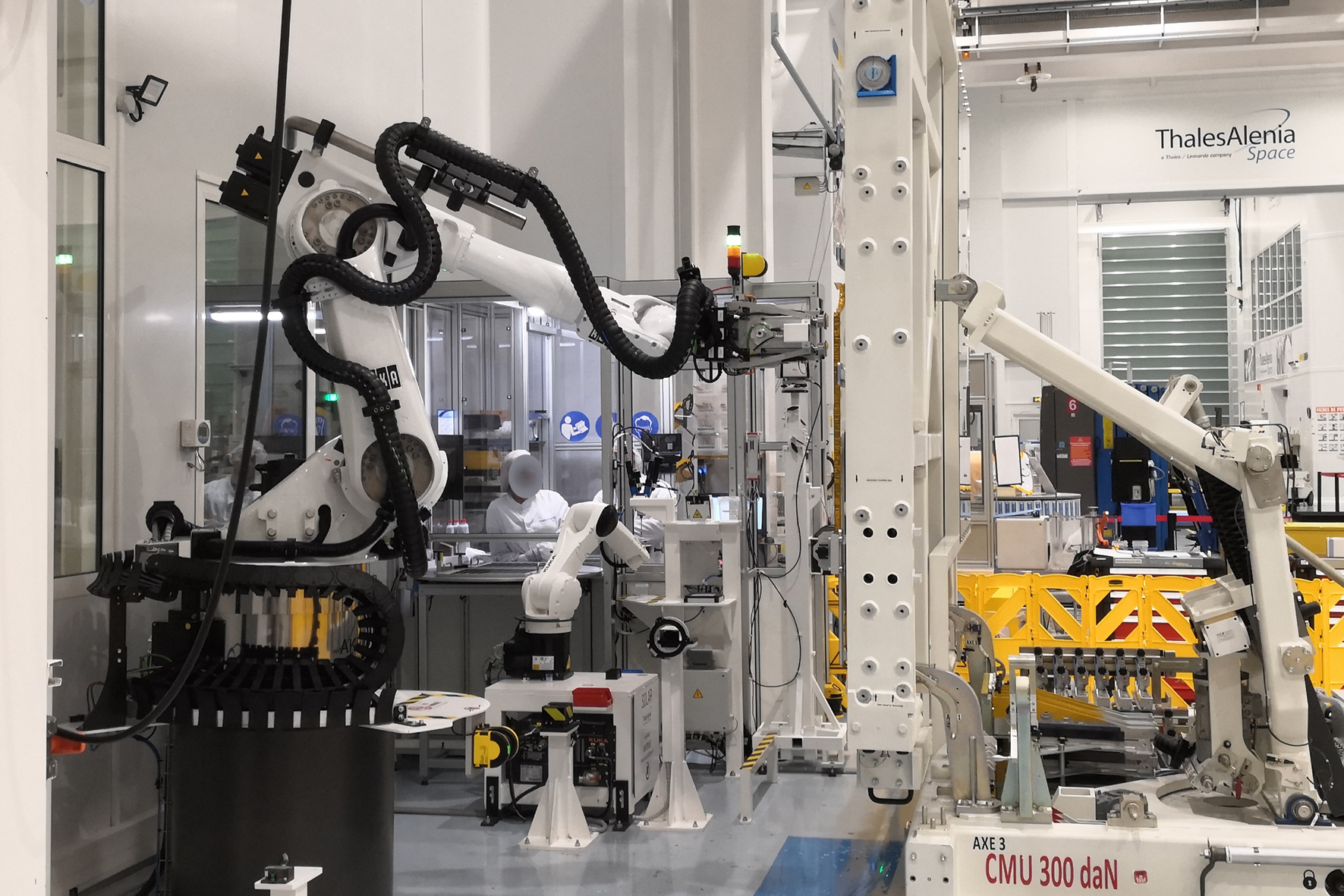 Roboterzelle zur Fertigung von Satellitenpanels