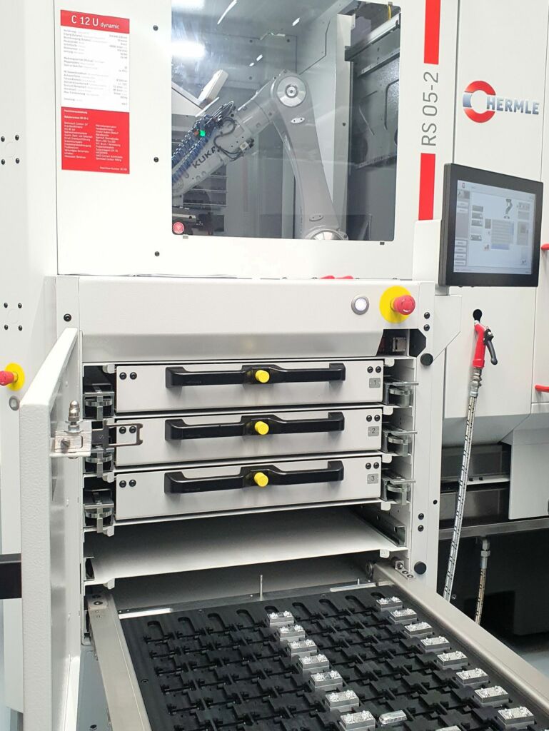 Kunden fragen die Hermle Bearbeitungszentren zunehmend mehr mit anspruchsvollen Automationsl&ouml;sungen nach. 