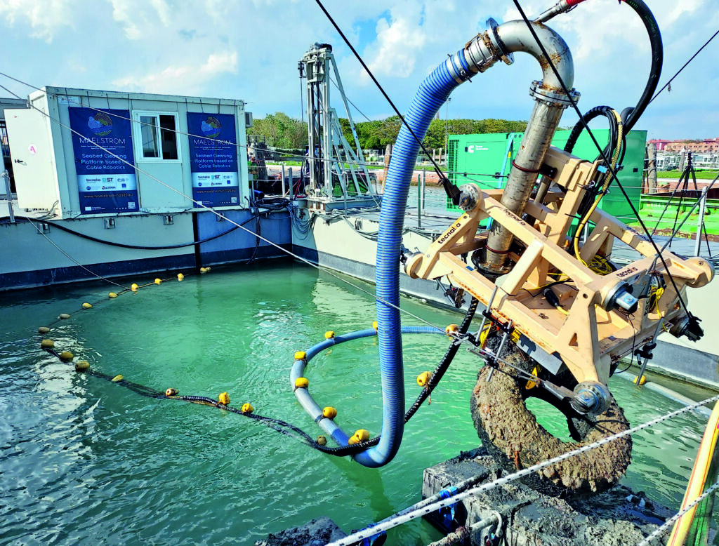 Der Müllsammler von Venedig 1 Im Rahmen des Forschungsprojekts Maelstrom wurde
ein Seilroboter entwickelt, der über Sauger kleine Partikel entfernen und per Greifer bis zu 130kg schweren Abfall aus bis zu 20m Tiefe bergen kann.