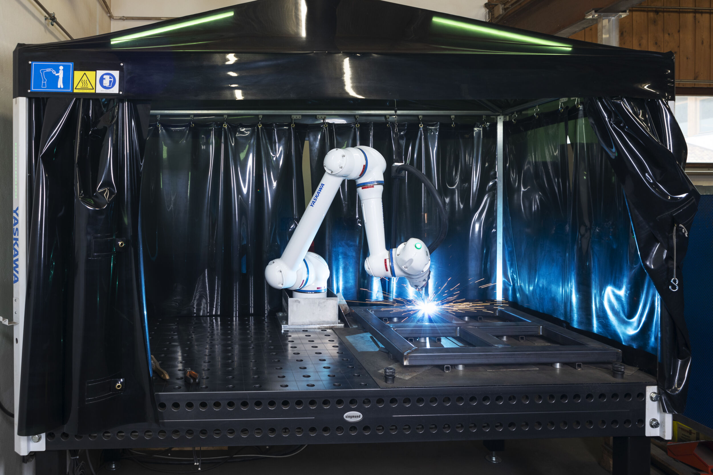 Einfacher Einstieg in das Roboterschweißen 3 Die Cobot-Schweißzelle Weld4Me von Yaskawa verbindet in kompakter Form die Eigenschaften eines kollaborativen, einfach bedienbaren Roboters mit den entsprechenden Schweißfunktionen.