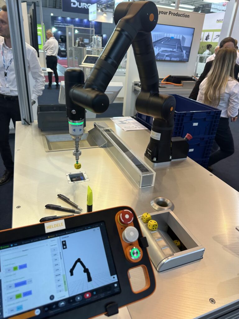 Heldele pr&auml;sentierte auf der Motek eine Applikationen f&uuml;r die FMCG-Industrie mit einem Cobot von Kassow Robots. 