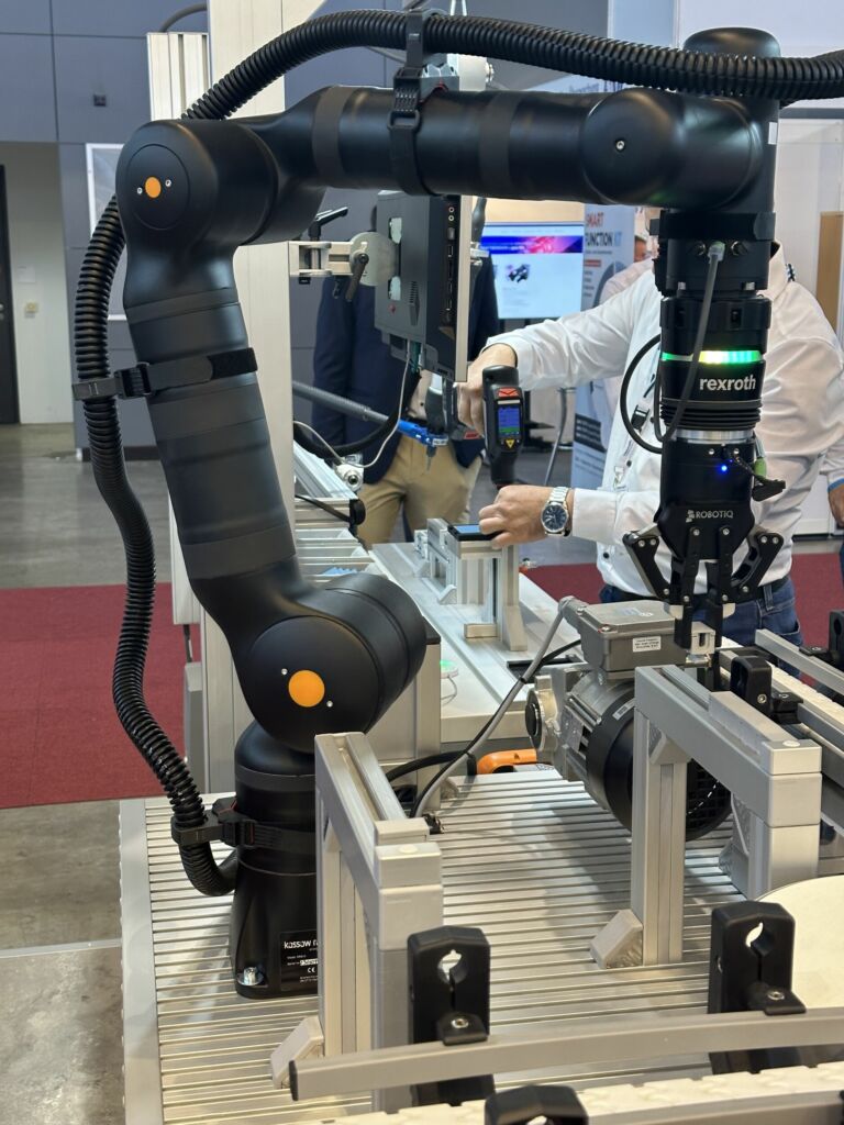 Bei PTS identifiziert der Cobot KR810 
autonom verschiedene Bauteile, platziert 
sie auf dem Kettenf&ouml;rderband und positioniert sie f&uuml;r den n&auml;chsten Arbeitsschritt.