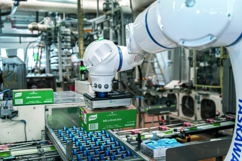 Rent a Cobot 2 Der Greifer saugt das Produkt an und entnimmt es von der Rollenbahn. Schließlich erfolgt die lagerichtige Platzierung auf der Palette.